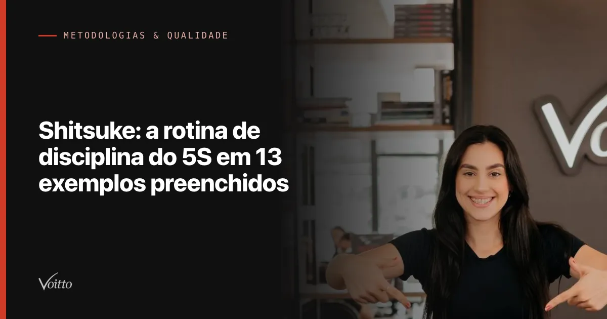 Colaboradora da Voitto de cabelos longos escuros e camiseta preta, de pé com os braços cruzados e um sorriso para a câmera, diante de uma parede escura com o logo da Voitto iluminado ao fundo, com o texto Shitsuke: a rotina de disciplina do 5S em 13 exemplos preenchidos sobre fundo escuro à esquerda