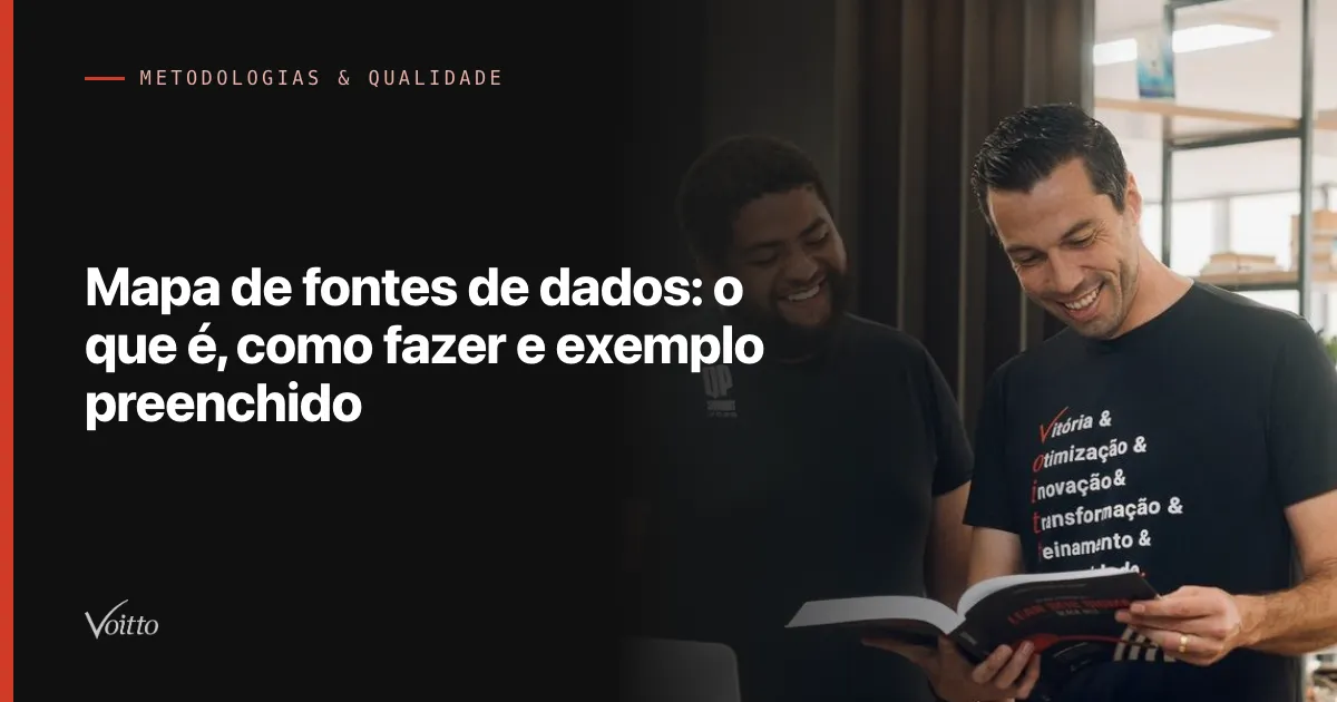 Thiago Coutinho de camiseta preta, sorrindo, folheando um livro ao lado de um colega que ri, na sala de ensino da Voitto com estantes ao fundo, com o texto Mapa de fontes de dados: o que é, como fazer e exemplo preenchido sobre fundo escuro à esquerda