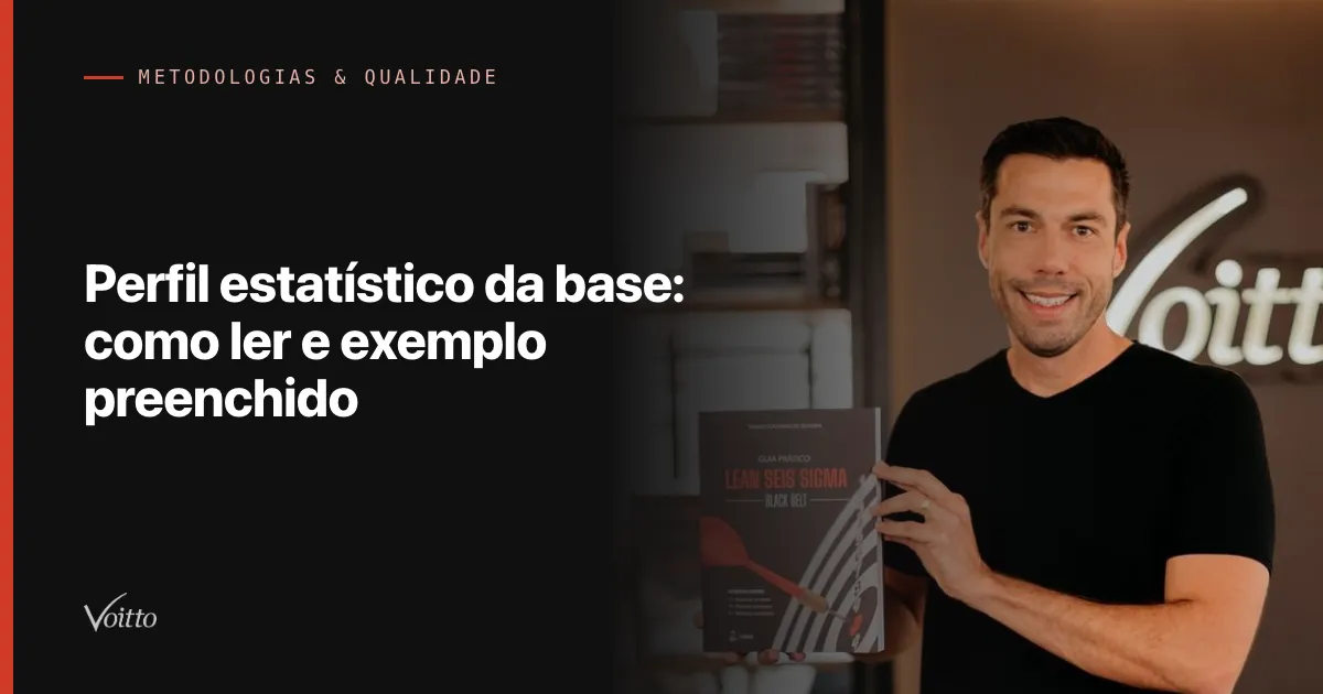 Thiago Coutinho de camiseta preta, sorrindo, segurando o livro Lean Seis Sigma aberto de frente para a câmera diante do letreiro Voitto, com o texto Perfil estatístico da base: como ler e exemplo preenchido sobre fundo escuro à esquerda