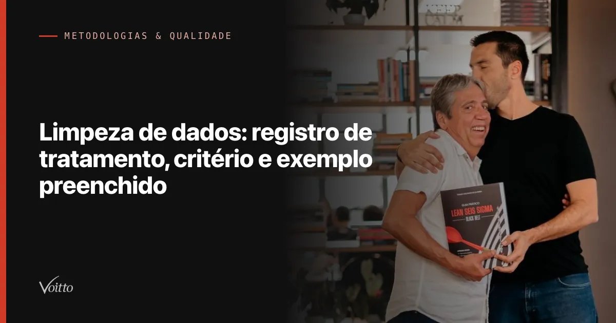 Thiago Coutinho de camiseta preta abraçando o pai, que sorri segurando o livro Lean Seis Sigma, diante de uma estante de livros, com o texto Limpeza de dados: registro de tratamento, critério e exemplo preenchido sobre fundo escuro à esquerda