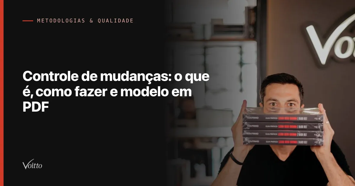 Thiago Coutinho de camiseta preta, sorrindo, segurando uma pilha de livros Lean Seis Sigma na altura do peito diante do letreiro Voitto, com o texto Controle de mudanças: o que é, como fazer e modelo em PDF sobre fundo escuro à esquerda