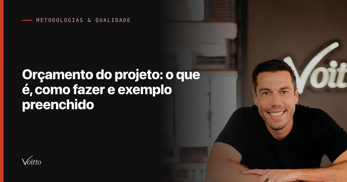 Thiago Coutinho de camiseta preta, sorrindo, apoiado com os braços cruzados sobre uma mesa diante do letreiro Voitto, com o texto Orçamento do projeto: o que é, como fazer e exemplo preenchido sobre fundo escuro à esquerda