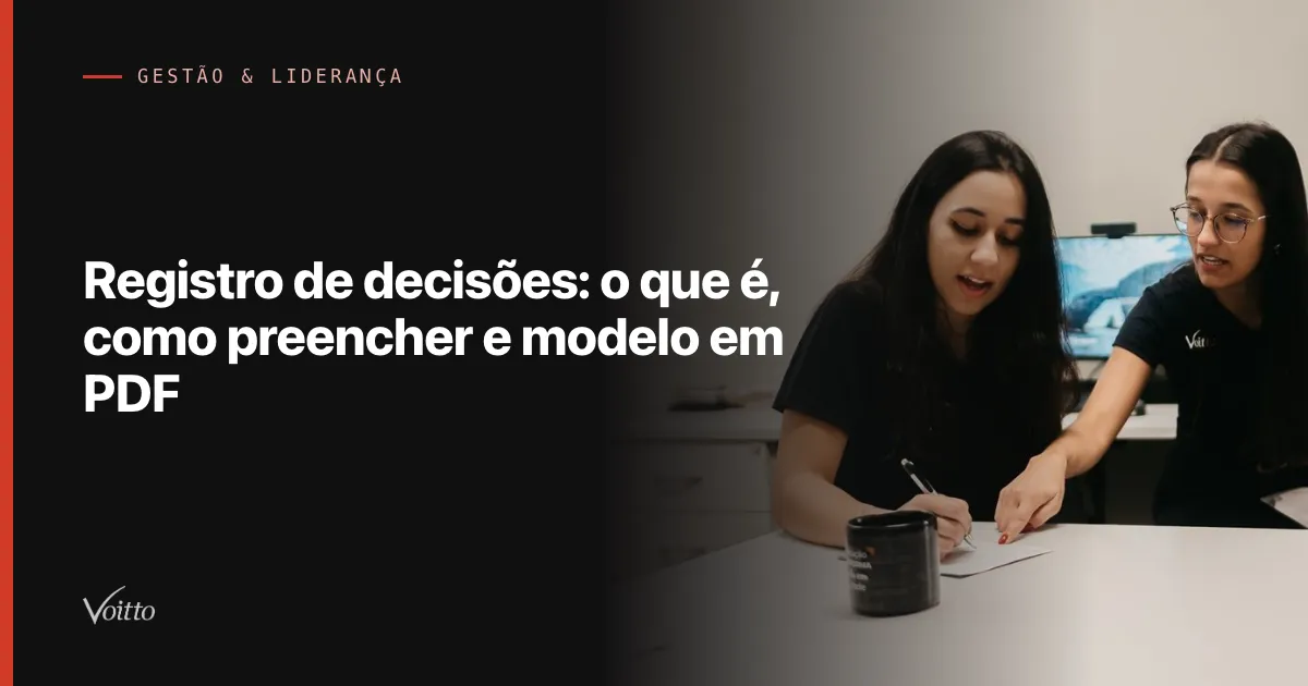 Duas colaboradoras da Voitto lado a lado preenchendo um documento sobre a mesa no escritorio, com o texto Registro de decisões: o que é, como preencher e modelo em PDF sobre fundo escuro à esquerda