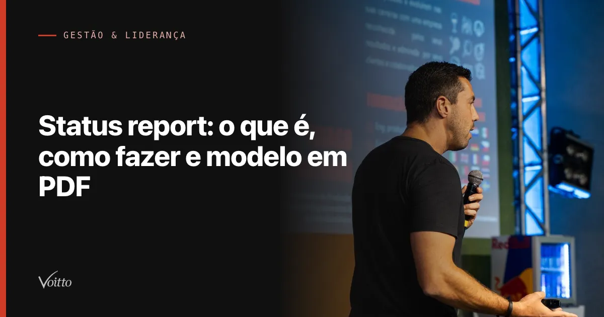 Thiago Coutinho de camiseta preta apresentando no palco diante da tela azul iluminada, com o texto Status report: o que é, como fazer e modelo em PDF sobre fundo escuro à esquerda