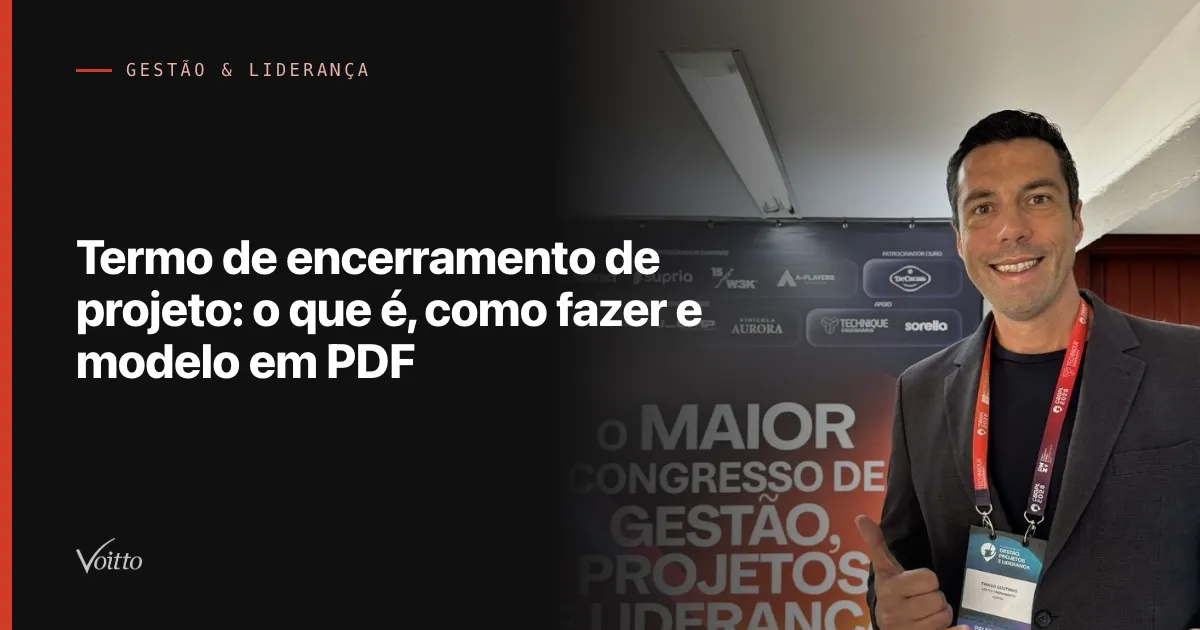 Thiago Coutinho de blazer escuro e cracha, sorrindo diante do banner do maior congresso de gestao, projetos e lideranca, com o texto Termo de encerramento de projeto: o que é, como fazer e modelo em PDF sobre fundo escuro à esquerda