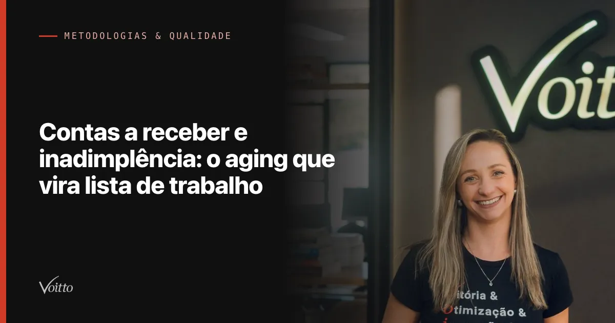 Colaboradora da Voitto de camiseta preta, sorrindo diante do letreiro Voitto com a estante do escritório ao fundo, com o texto Contas a receber e inadimplência: o aging que vira lista de trabalho sobre fundo escuro à esquerda