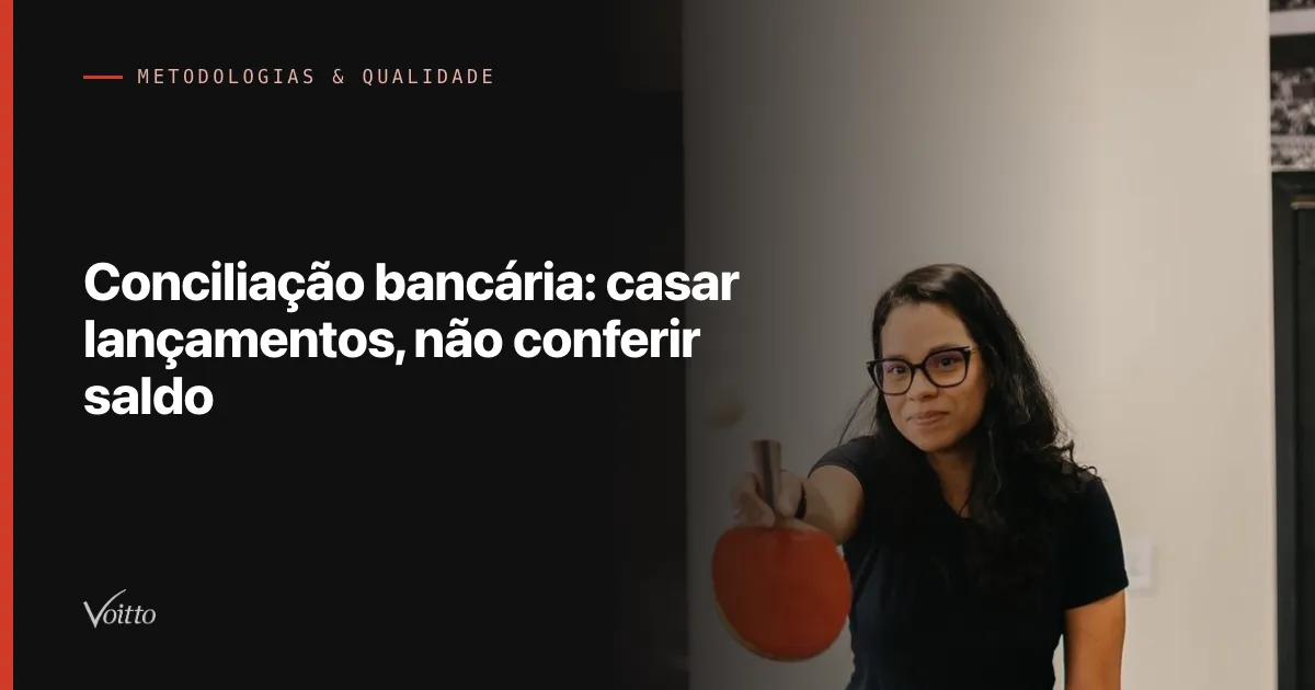 Colaboradora da Voitto de óculos e camiseta preta segurando uma raquete de ping-pong no escritório, com o texto Conciliação bancária: casar lançamentos, não conferir saldo sobre fundo escuro à esquerda