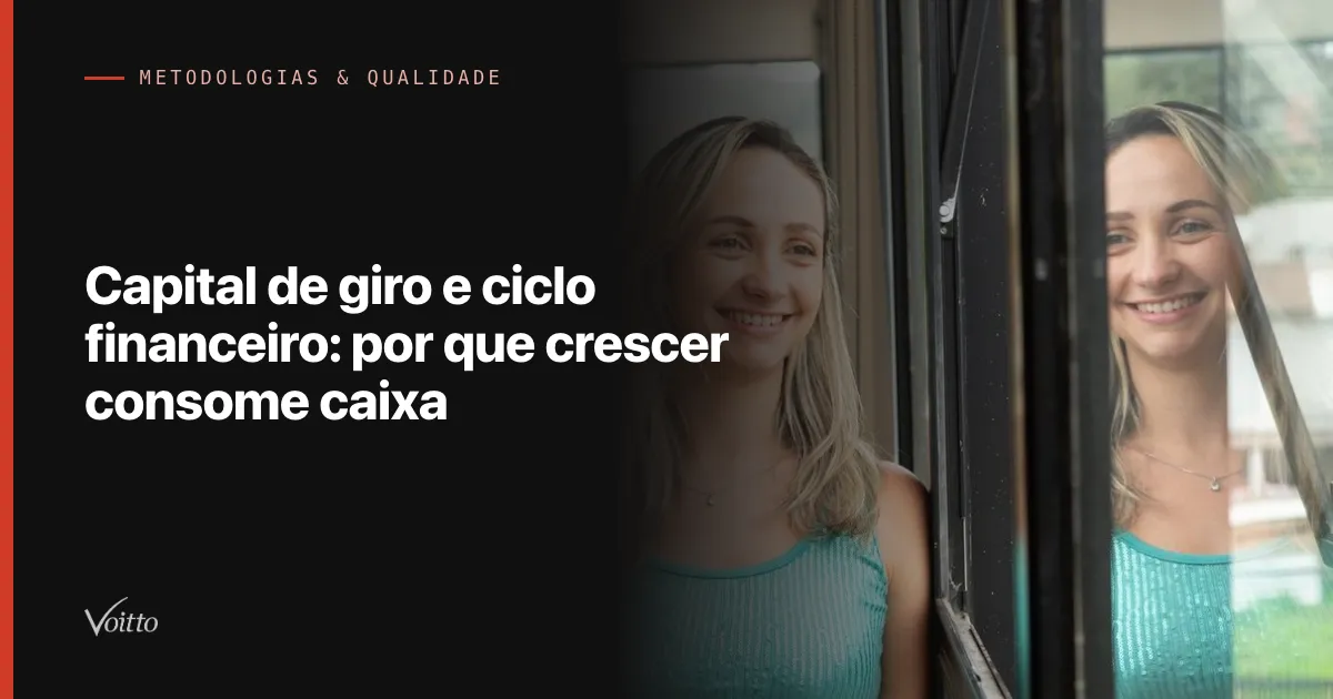 Duas colaboradoras da Voitto sorrindo perto da janela do escritório, em conversa, com o texto Capital de giro e ciclo financeiro: por que crescer consome caixa sobre fundo escuro à esquerda