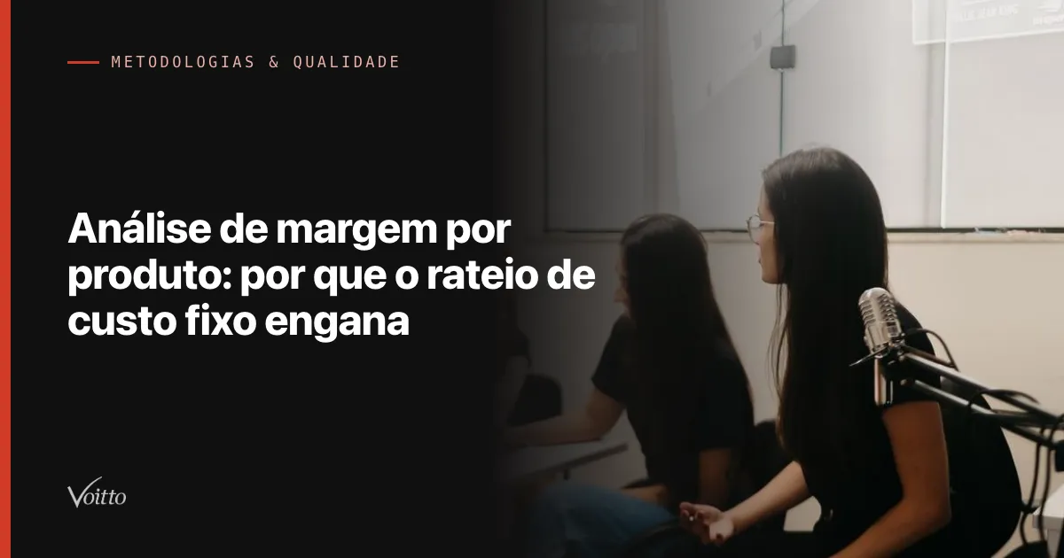 Duas colaboradoras da Voitto sentadas frente a frente em uma gravação de podcast, com microfone na mesa, com o texto Análise de margem por produto: por que o rateio de custo fixo engana sobre fundo escuro à esquerda