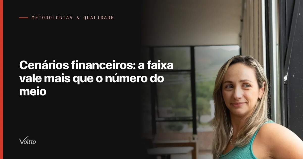 Colaboradora da Voitto sorrindo de perfil junto à janela do escritório, com luz natural entrando, com o texto Cenários financeiros: a faixa vale mais que o número do meio sobre fundo escuro à esquerda