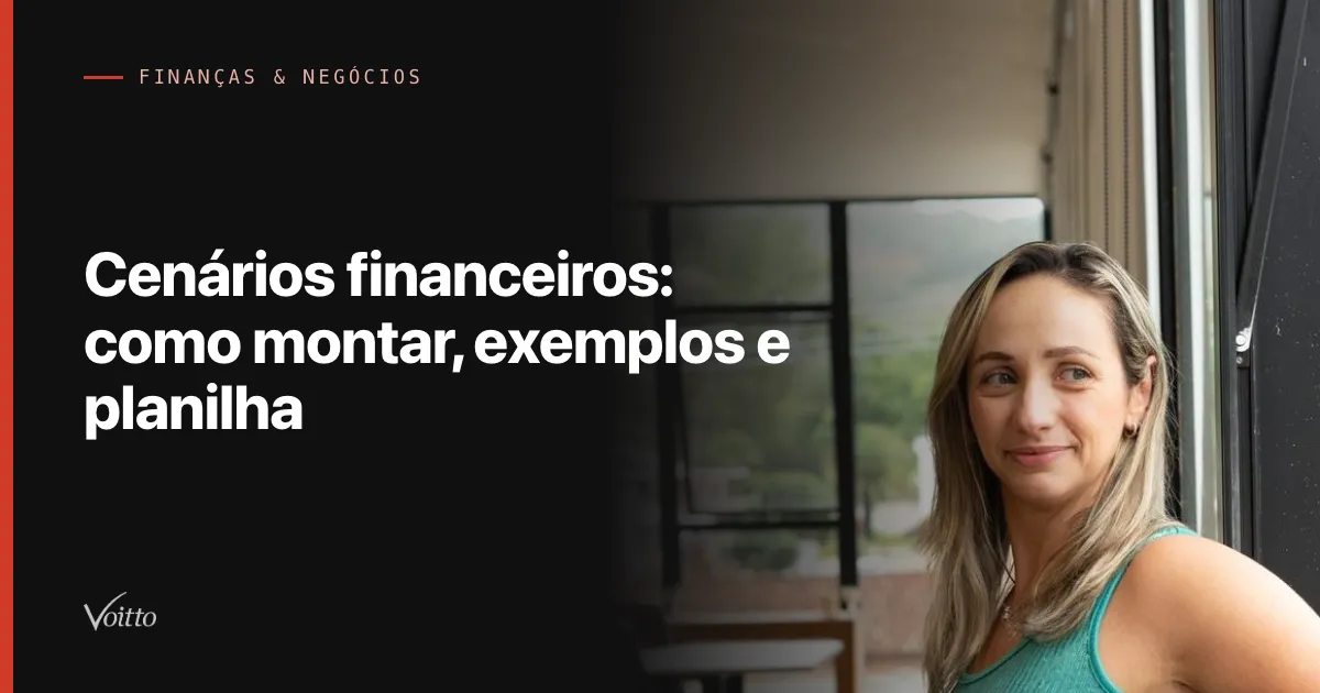 Colaboradora da Voitto sorrindo de perfil junto à janela do escritório, com luz natural entrando, com o texto Cenários financeiros: como montar, exemplos e planilha sobre fundo escuro à esquerda