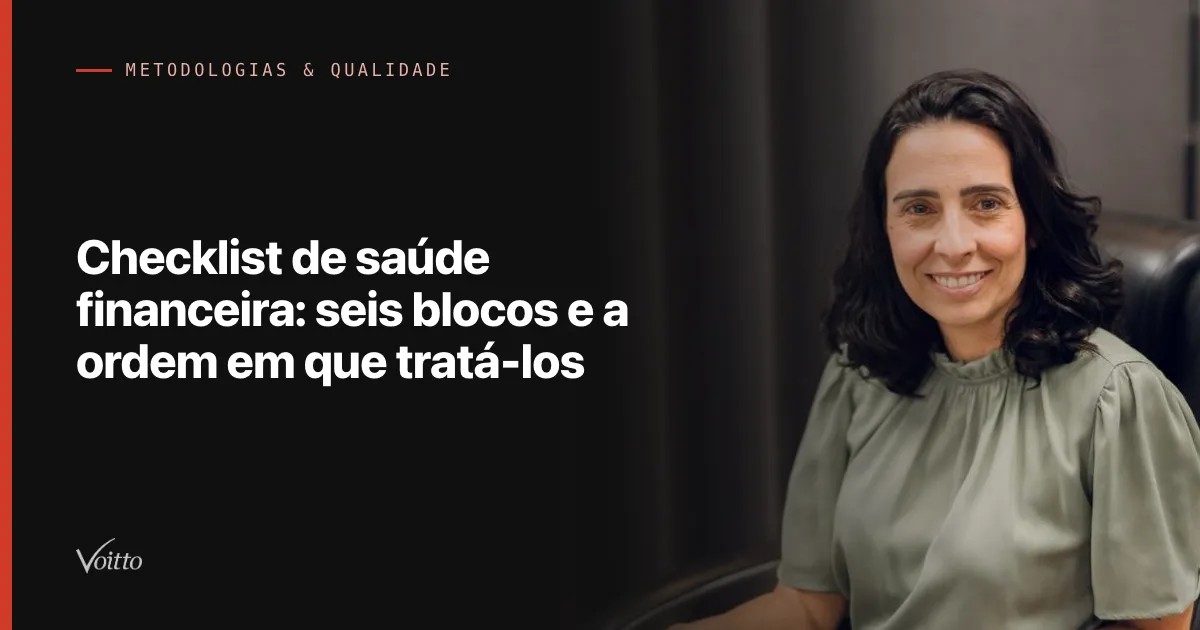 Colaboradora da Voitto de blusa verde clara, sorrindo em uma sala de reunião com parede neutra ao fundo, com o texto Checklist de saúde financeira: seis blocos e a ordem em que tratá-los sobre fundo escuro à esquerda