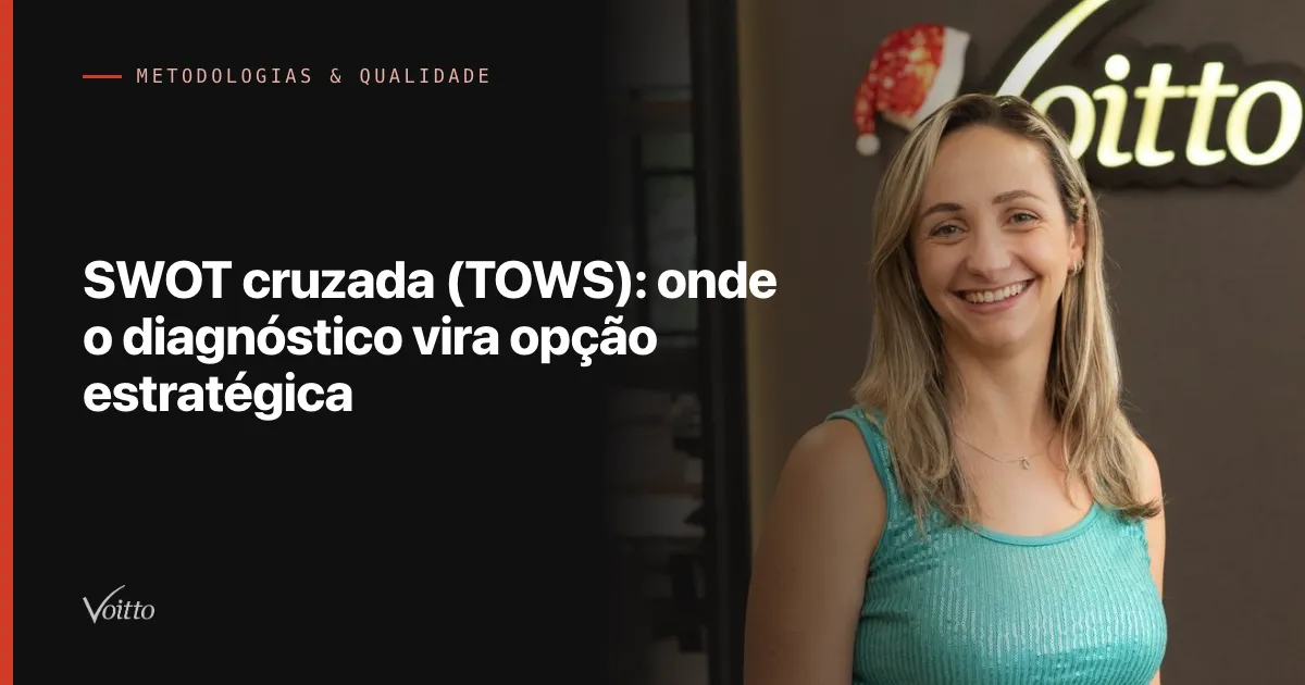Colaboradora da Voitto de blusa verde-água, sorrindo diante do letreiro Voitto decorado no escritório, com o texto SWOT cruzada (TOWS): onde o diagnóstico vira opção estratégica sobre fundo escuro à esquerda