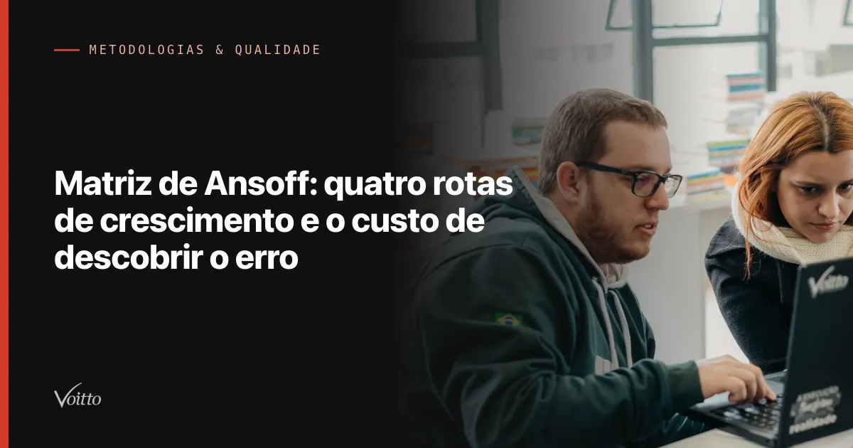Dois colaboradores da Voitto analisando juntos a tela de um computador na mesa do escritório, com o texto Matriz de Ansoff: quatro rotas de crescimento e o custo de descobrir o erro sobre fundo escuro à esquerda