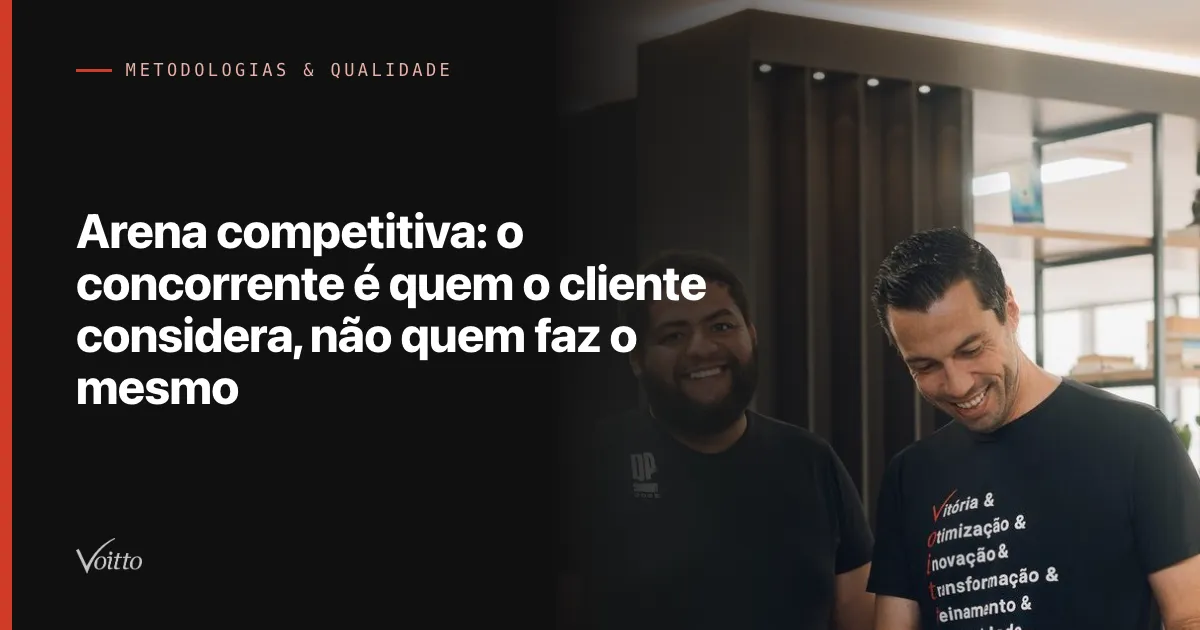 Dois colaboradores da Voitto conversando em pé no escritório, um deles sorrindo de frente para o outro, com o texto Arena competitiva: o concorrente é quem o cliente considera, não quem faz o mesmo sobre fundo escuro à esquerda