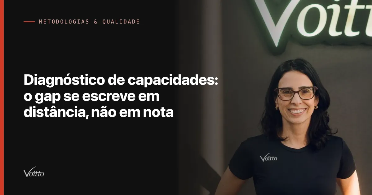 Colaboradora da Voitto de óculos e camiseta preta, sorrindo diante do letreiro Voitto no escritório, com o texto Diagnóstico de capacidades: o gap se escreve em distância, não em nota sobre fundo escuro à esquerda