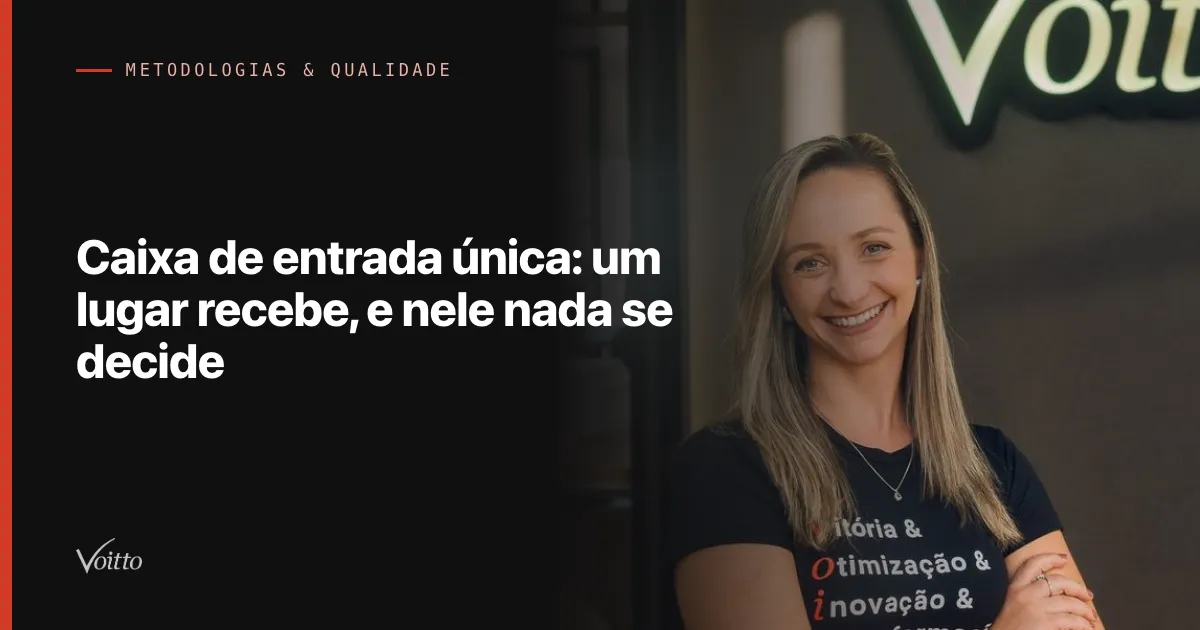 Colaboradora da Voitto de camiseta preta, sorrindo diante do letreiro Voitto no escritório, com o texto Caixa de entrada única: um lugar recebe, e nele nada se decide sobre fundo escuro à esquerda