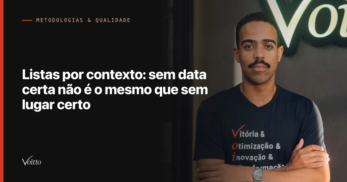Colaborador da Voitto de óculos e braços cruzados, sorrindo diante do letreiro Voitto no escritório, com o texto Listas por contexto: sem data certa não é o mesmo que sem lugar certo sobre fundo escuro à esquerda