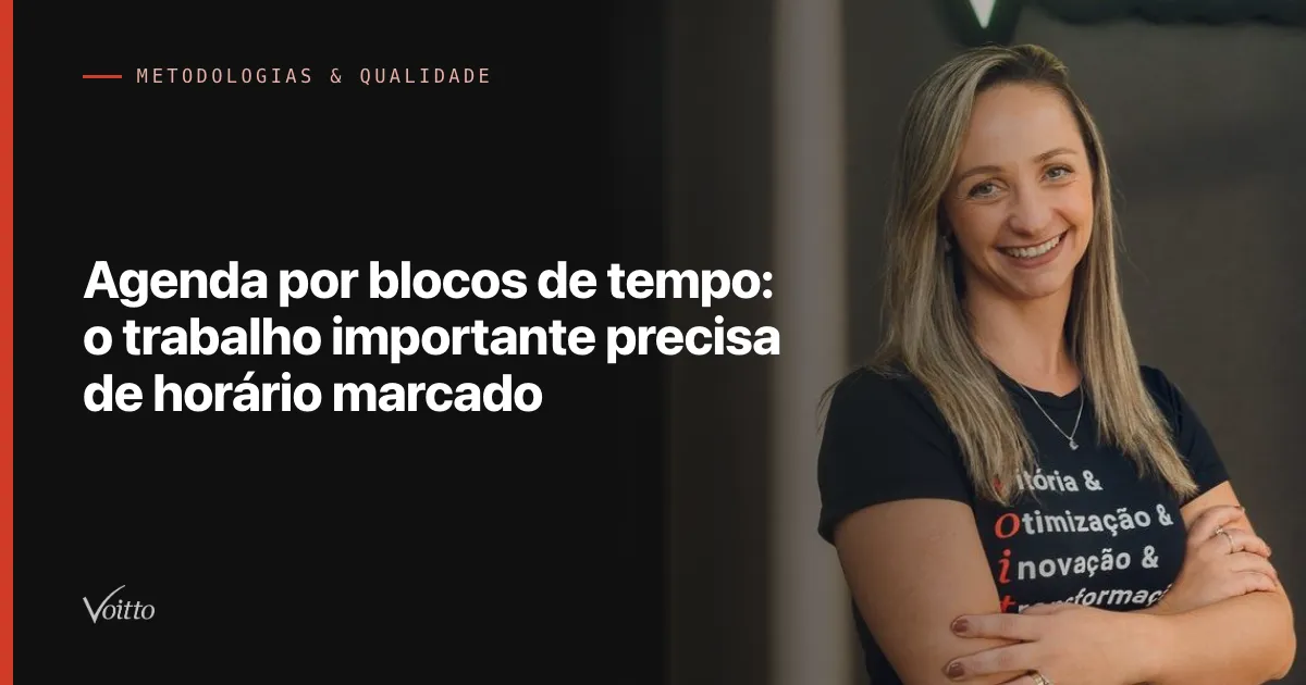 Colaboradora da Voitto de camiseta preta e braços cruzados, sorrindo no escritório com estante ao fundo, com o texto Agenda por blocos de tempo: o trabalho importante precisa de horário marcado sobre fundo escuro à esquerda