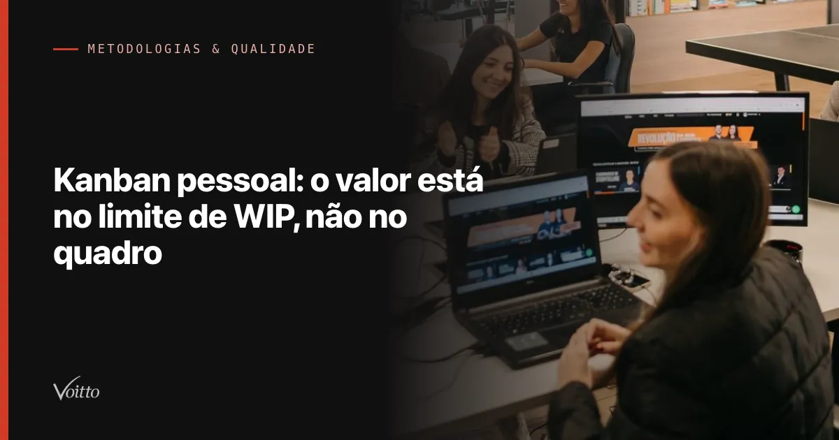 Duas colaboradoras da Voitto trabalhando lado a lado em estações com monitores no escritório, com o texto Kanban pessoal: o valor está no limite de WIP, não no quadro sobre fundo escuro à esquerda