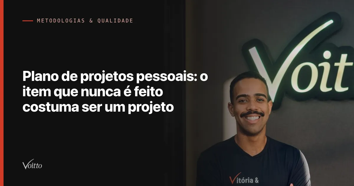 Colaborador da Voitto de camiseta preta, sorrindo diante do letreiro Voitto iluminado no escritório, com o texto Plano de projetos pessoais: o item que nunca é feito costuma ser um projeto sobre fundo escuro à esquerda