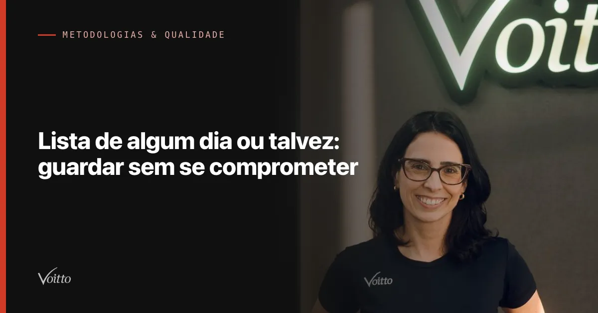 Colaboradora da Voitto de óculos e camiseta preta, sorrindo diante do letreiro Voitto no escritório, com o texto Lista de algum dia ou talvez: guardar sem se comprometer sobre fundo escuro à esquerda