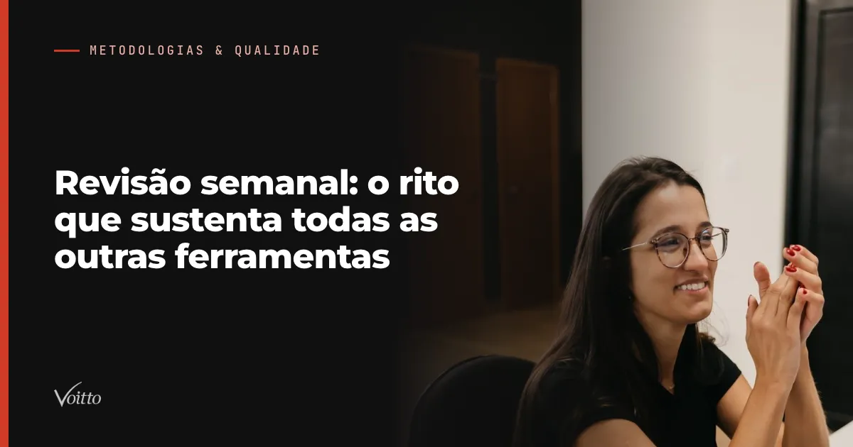 Colaboradora da Voitto de óculos aplaudindo e sorrindo durante uma reunião no escritório, com o texto Revisão semanal: o rito que sustenta todas as outras ferramentas sobre fundo escuro à esquerda