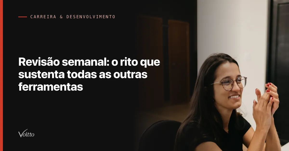 Colaboradora da Voitto de óculos aplaudindo e sorrindo durante uma reunião no escritório, com o texto Revisão semanal: o rito que sustenta todas as outras ferramentas sobre fundo escuro à esquerda