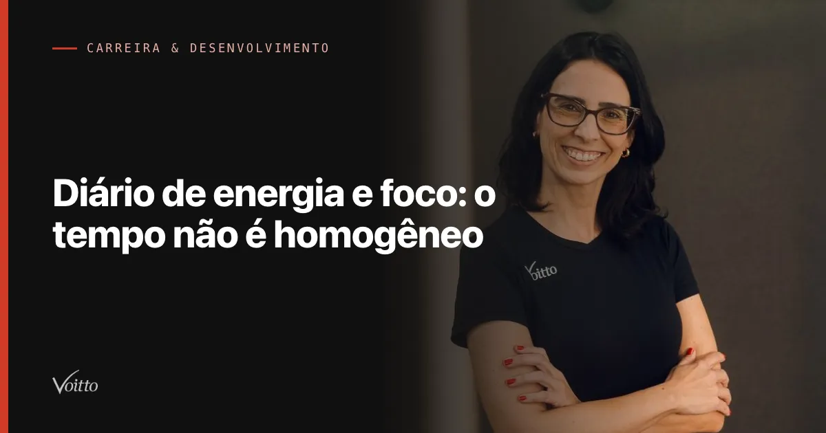 Colaboradora da Voitto de óculos e braços cruzados, sorrindo no escritório com parede escura ao fundo, com o texto Diário de energia e foco: o tempo não é homogêneo sobre fundo escuro à esquerda