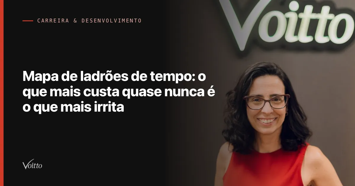 Colaboradora da Voitto de blusa vermelha e óculos, sorrindo diante do letreiro Voitto no escritório, com o texto Mapa de ladrões de tempo: o que mais custa quase nunca é o que mais irrita sobre fundo escuro à esquerda