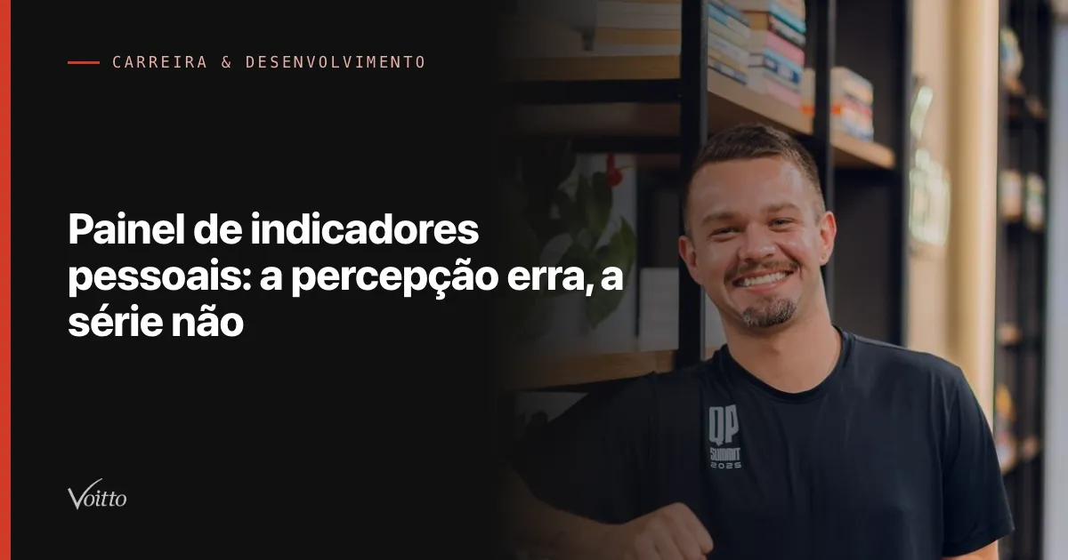 Colaborador da Voitto de camiseta preta, sorrindo em pé no escritório com estante e plantas ao fundo, com o texto Painel de indicadores pessoais: a percepção erra, a série não sobre fundo escuro à esquerda