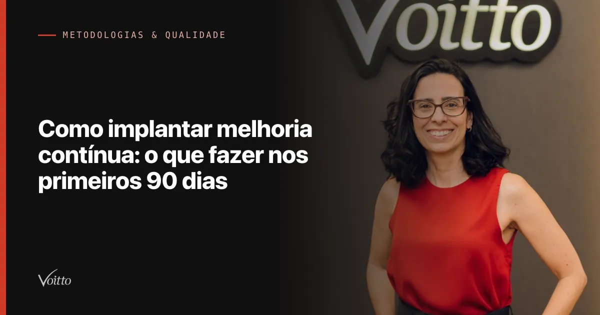 Colaboradora da Voitto de óculos e blusa vermelha, sorrindo em frente ao letreiro Voitto, com o texto Como implantar melhoria contínua: o que fazer nos primeiros 90 dias sobre fundo escuro à esquerda
