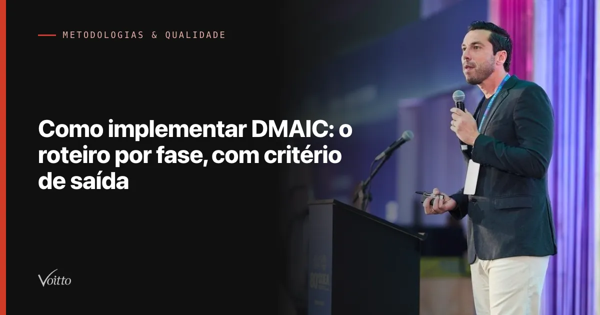 Thiago Coutinho de blazer verde, falando ao microfone ao lado do púlpito em palco de evento, com o texto Como implementar DMAIC: o roteiro por fase, com critério de saída sobre fundo escuro à esquerda