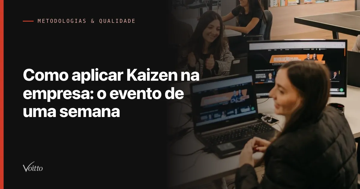 Colaboradoras da Voitto trabalhando em notebooks no open space da sede, com o texto Como aplicar Kaizen na empresa: o evento de uma semana sobre fundo escuro à esquerda