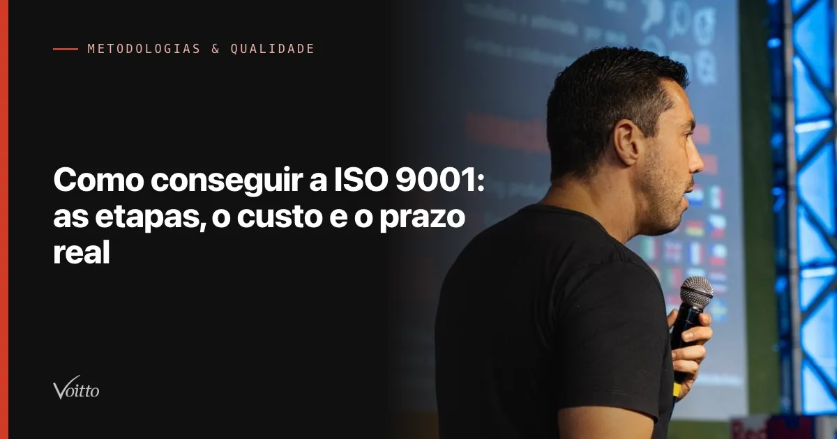 Thiago Coutinho de camiseta preta, falando ao microfone no palco, com telão azul iluminado ao fundo, com o texto Como conseguir a ISO 9001: as etapas, o custo e o prazo real sobre fundo escuro à esquerda