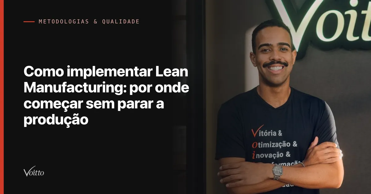 Colaborador da Voitto de camiseta azul-marinho, sorrindo de braços cruzados diante do letreiro Voitto, com o texto Como implementar Lean Manufacturing: por onde começar sem parar a produção sobre fundo escuro à esquerda