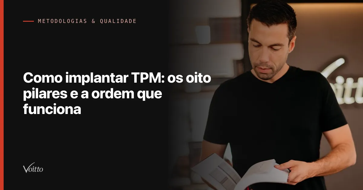Thiago Coutinho de camiseta preta, folheando um livro diante do letreiro Voitto, com o texto Como implantar TPM: os oito pilares e a ordem que funciona sobre fundo escuro à esquerda