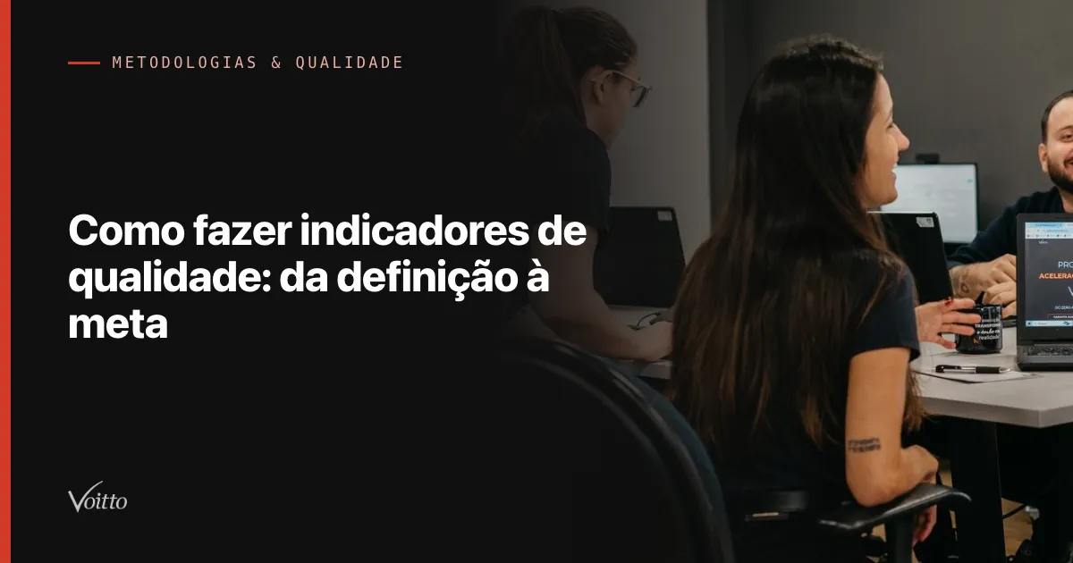 Equipe da Voitto trabalhando diante de monitores e notebooks no escritório, com o texto Como fazer indicadores de qualidade: da definição à meta sobre fundo escuro à esquerda