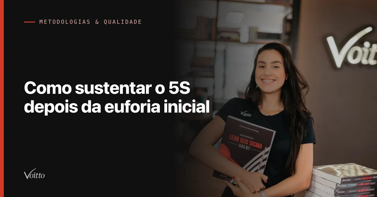 Colaboradora da Voitto de cabelo escuro e camiseta preta, sorrindo e segurando o livro Guia Lean Seis Sigma diante do letreiro Voitto, com o texto Como sustentar o 5S depois da euforia inicial sobre fundo escuro à esquerda