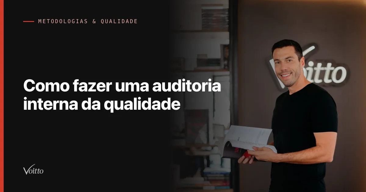 Thiago Coutinho de camiseta preta, de pé examinando um livro aberto diante do letreiro Voitto, com o texto Como fazer uma auditoria interna da qualidade sobre fundo escuro à esquerda