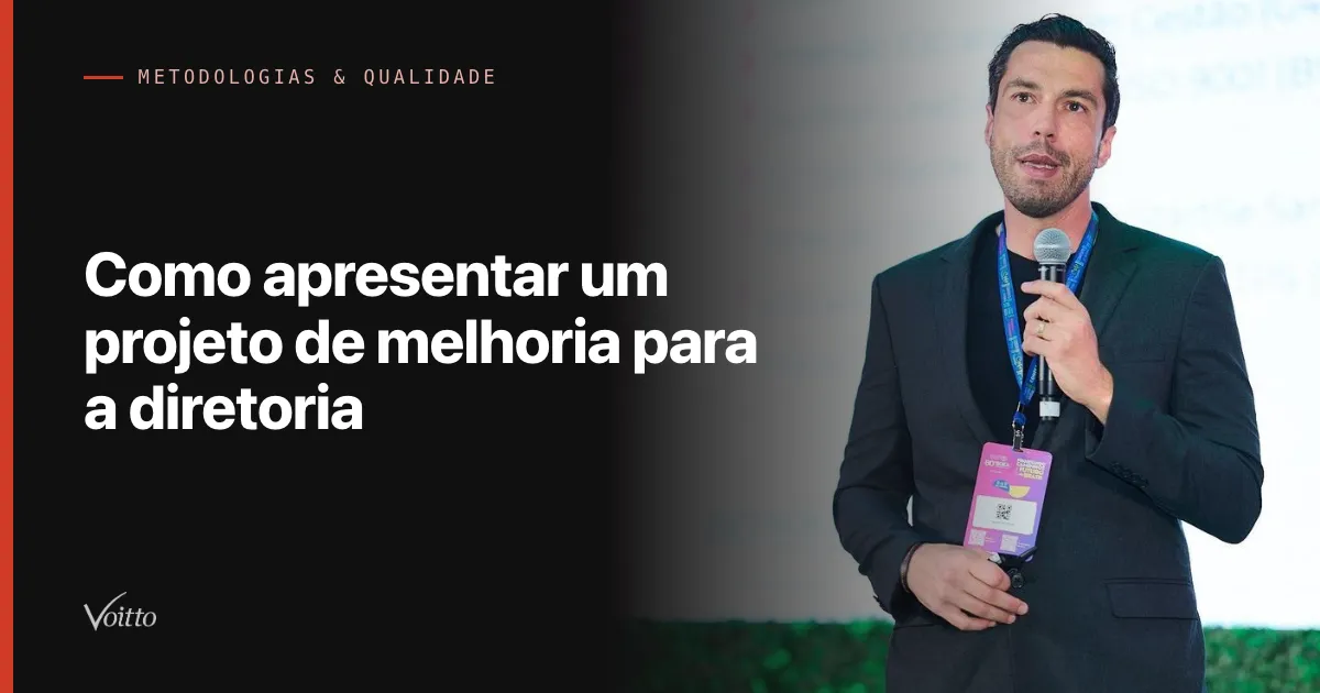 Thiago Coutinho de terno escuro e crachá, apresentando ao microfone em evento, com o texto Como apresentar um projeto de melhoria para a diretoria sobre fundo escuro à esquerda