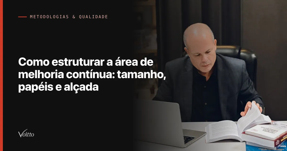 Profissional de terno escuro sentado à mesa lendo um livro aberto, com notebook ao lado, com o texto Como estruturar a área de melhoria contínua: tamanho, papéis e alçada sobre fundo escuro à esquerda
