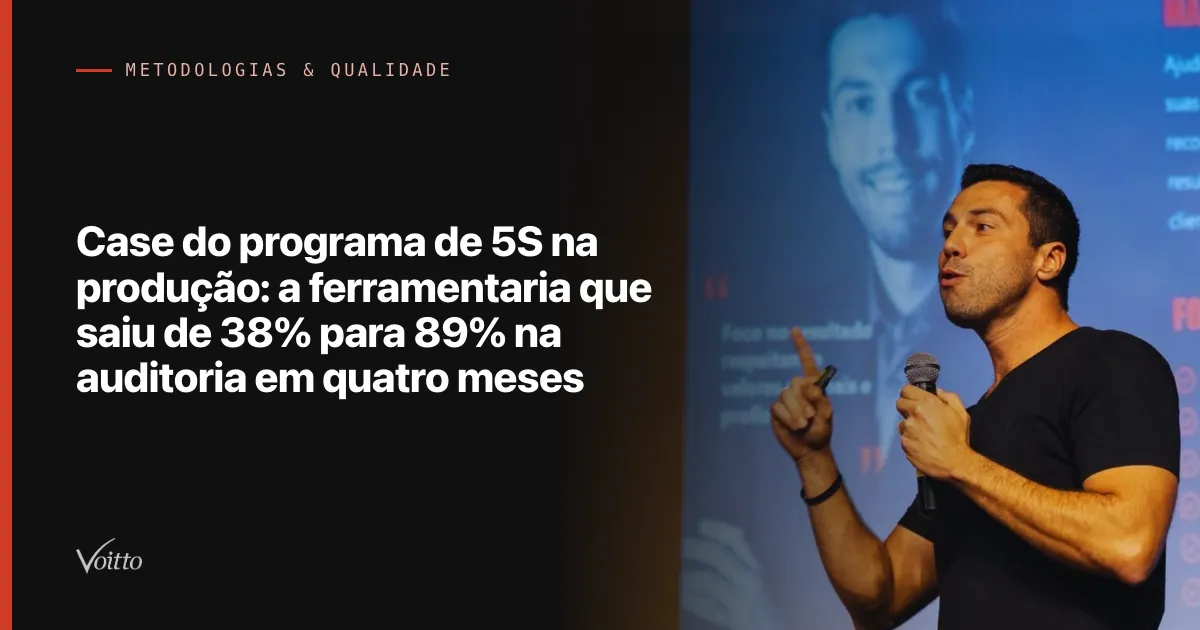 Thiago Coutinho falando ao microfone em palco de evento, com o texto Case do programa de 5S na produção: a ferramentaria que saiu de 38% para 89% na auditoria em quatro meses sobre fundo escuro à esquerda