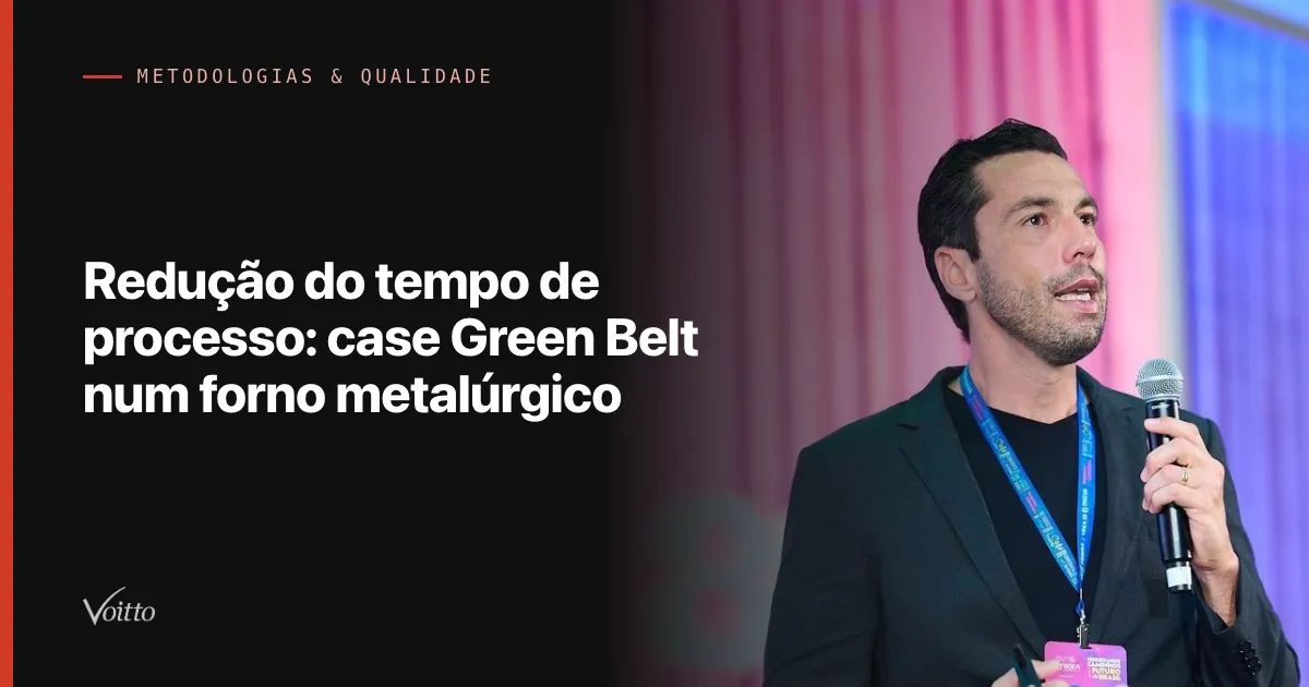 Thiago Coutinho falando ao microfone em palco de evento, com o texto Redução do tempo de processo: case Green Belt num forno metalúrgico sobre fundo escuro à esquerda
