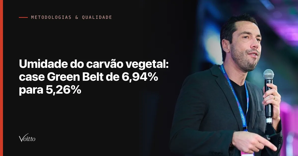 Thiago Coutinho falando ao microfone em palco de evento, com o texto Umidade do carvão vegetal: case Green Belt de 6,94% para 5,26% sobre fundo escuro à esquerda