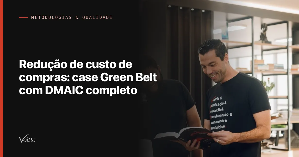 Thiago Coutinho em sala de treinamento, com o texto Redução de custo de compras: case Green Belt com DMAIC completo sobre fundo escuro à esquerda