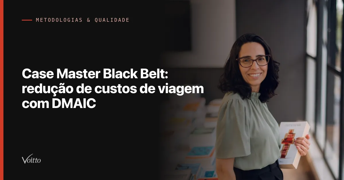 Integrante da equipe Voitto no escritório da empresa, com o texto Case Master Black Belt: redução de custos de viagem com DMAIC sobre fundo escuro à esquerda