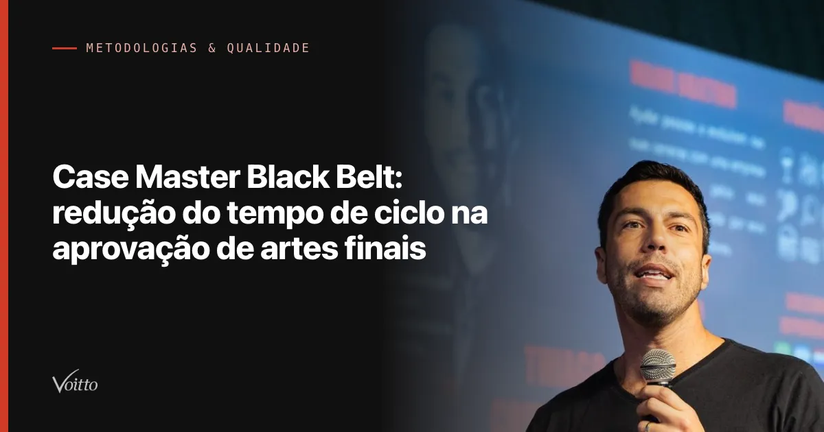 Thiago Coutinho falando ao microfone em palco de evento, com o texto Case Master Black Belt: redução do tempo de ciclo na aprovação de artes finais sobre fundo escuro à esquerda
