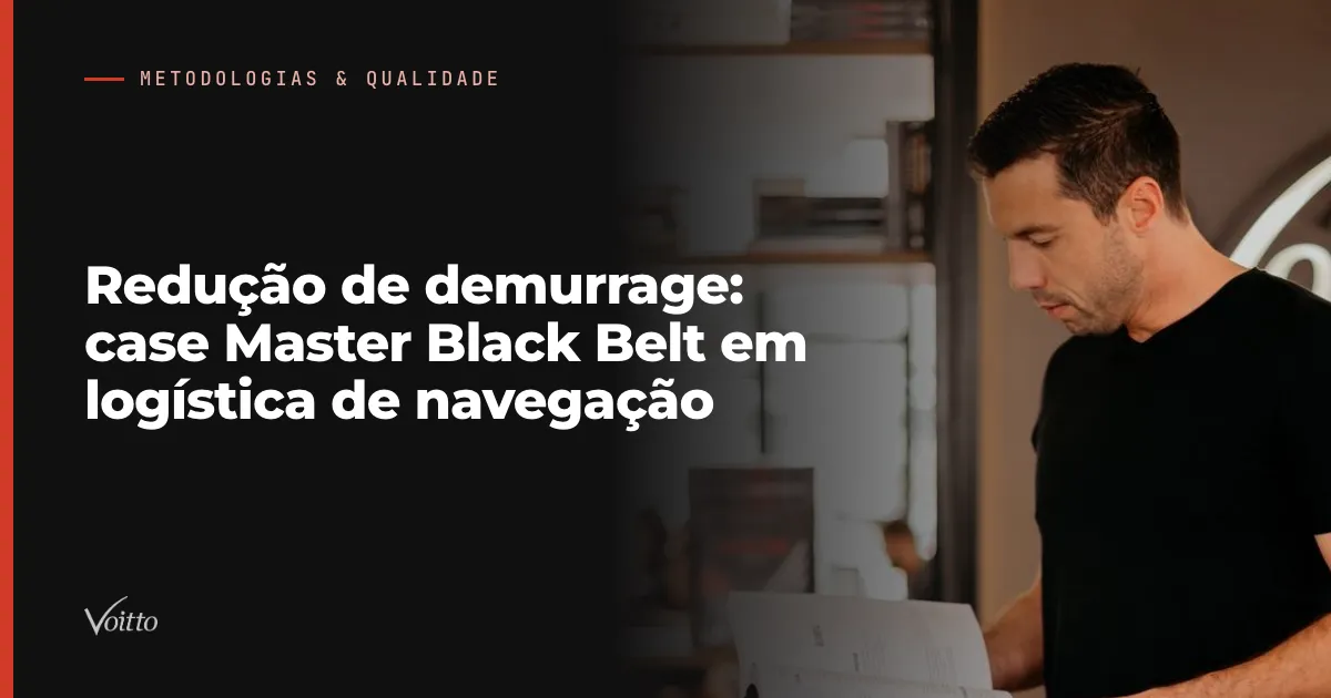 Thiago Coutinho com o livro Guia Lean Seis Sigma diante do letreiro Voitto, com o texto Redução de demurrage: case Master Black Belt em logística de navegação sobre fundo escuro à esquerda