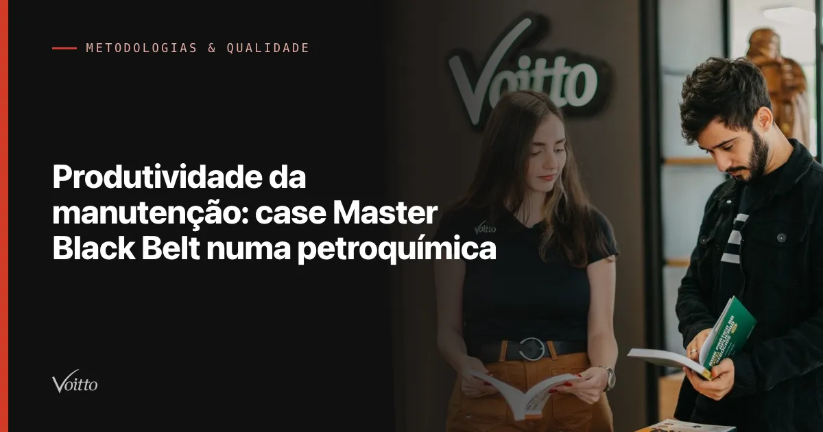 Integrante da equipe Voitto no escritório da empresa, com o texto Produtividade da manutenção: case Master Black Belt numa petroquímica sobre fundo escuro à esquerda